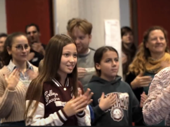 Kinder singen und klatschen