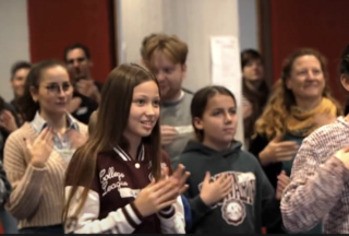 Kinder singen und klatschen