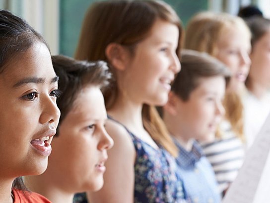 Mehrere Kinder singen